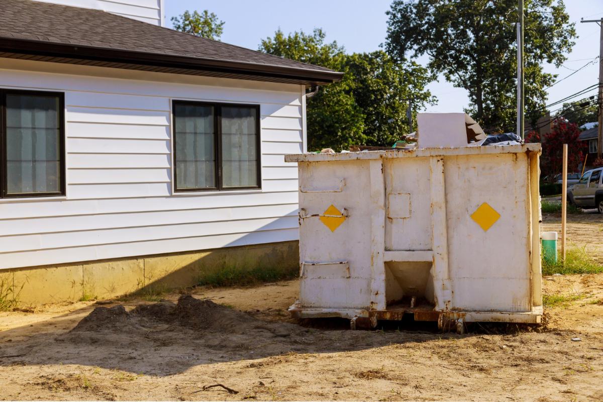 4 Reasons Your Business Needs to Rent a Roll Off Dumpster